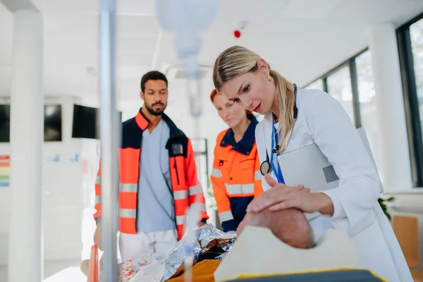 Ung Kvinna Läkare Tar Hand Patienten Från Ambulans — Stockfoto