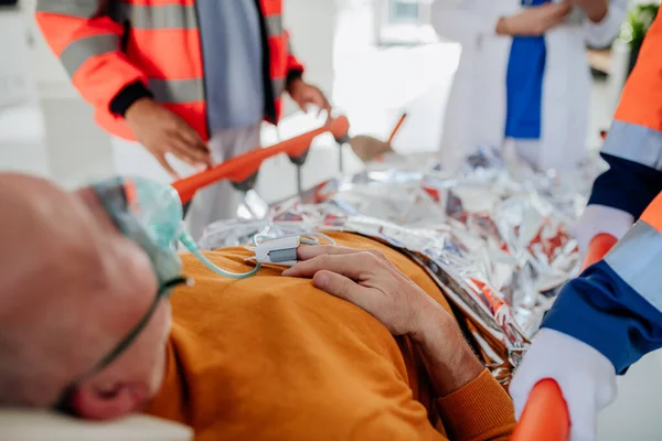 Salvatorii Care Grijă Pacient Dintr Ambulanță — Fotografie, imagine de stoc