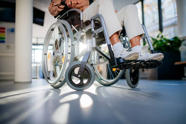 Close Cadeira Rodas Com Mulher Idosa Corredor Hospital — Fotografia de Stock