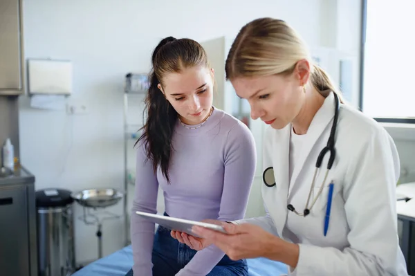 Jovem Médico Explicando Diagnóstico Para Menina Adolescente Seu Escritório Ambulância — Fotografia de Stock