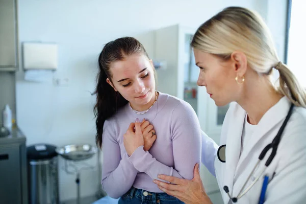 救急室の10代の女の子に診断を説明する若い女性医師 — ストック写真