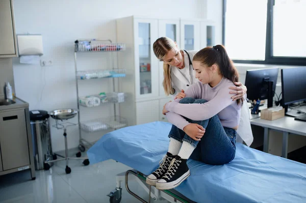 年轻女医生在救护车上与不幸的少女交谈 — 图库照片