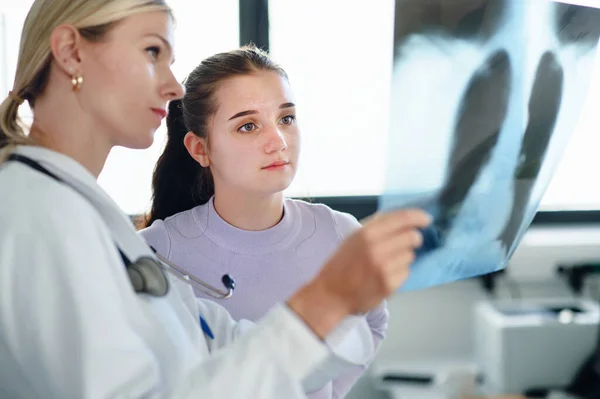 Young Woman Doctor Showing Ray Image Lungs Patient — Stock Photo, Image