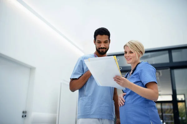 Médecin Enceinte Parlant Avec Collègue Dans Couloir Hôpital — Photo