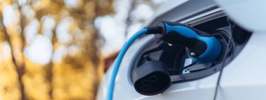 Yüklü elektrikli araba, sürdürülebilir ulaşım konsepti, düşük açı görünümü.