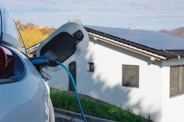 Elektrische Auto Opladen Met Eigen Oplader Huis Duurzaam Transportconcept — Stockfoto