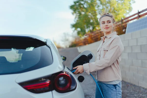 Jonge Vrouw Chargingher Auto Huis Duurzaam Economisch Vervoer Concept — Stockfoto
