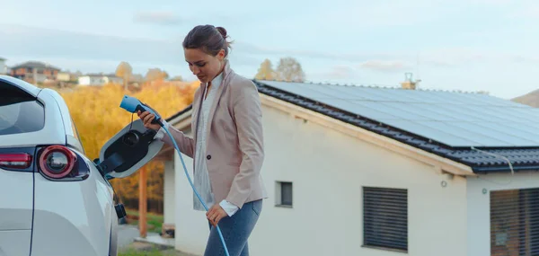 Jonge Vrouw Chargingher Auto Huis Duurzaam Economisch Vervoer Concept — Stockfoto