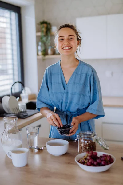 Young Woman Preparing Muesli Breakfast Her Kitchen Morning Routine Healthy — Stock Photo, Image