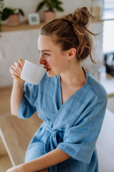 Mujer Joven Disfrutando Una Taza Café Por Mañana Una Cocina —  Fotos de Stock