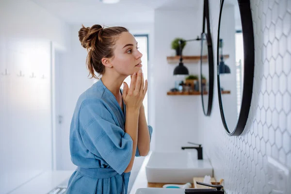 Junge Frau Die Sich Ihre Gesichtshaut Kümmert Konzept Der Morgendlichen — Stockfoto