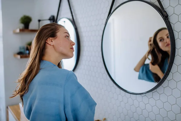 Saçlarıyla Ilgilenen Genç Bir Kadın Sabah Güzellik Rutini Konsepti — Stok fotoğraf
