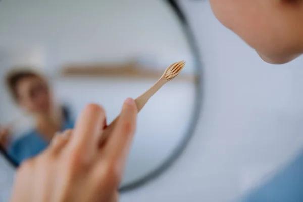 Närbild Ung Kvinna Borsta Tänderna Morgon Rutin Koncept — Stockfoto