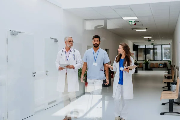 Hastane Koridorunda Bir Grup Doktor Buluşuyor — Stok fotoğraf