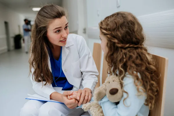 Joven Doctor Hablando Con Pequeño Paciente Pasillo Pediatría —  Fotos de Stock