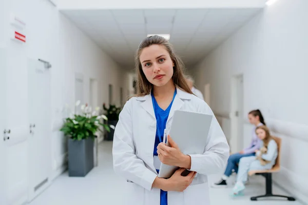 Hastane Koridorunda Genç Bir Doktorun Portresi — Stok fotoğraf