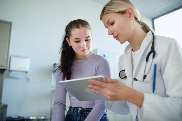 Young Woman Doctor Explaining Diagnosis Teenage Girl Her Ambulance Office — Stock Photo, Image