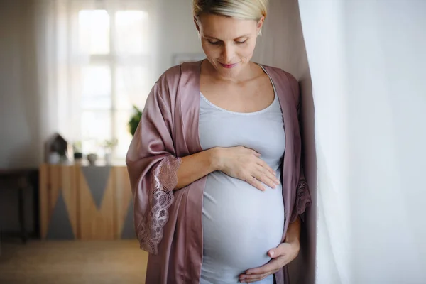 Těhotná Žena Hladí Své Břicho Stojí Okna — Stock fotografie