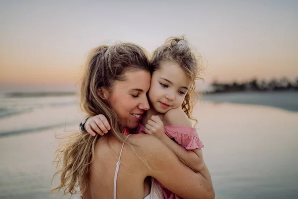 Anne Kızıyla Denizde Vakit Geçiriyor — Stok fotoğraf