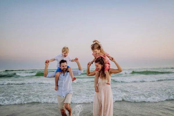 Glückliche Familie Mit Kleinen Kindern Genießen Die Zeit Meer Einem — Stockfoto