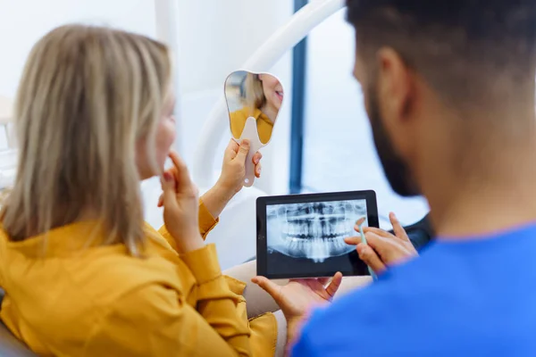 Vista Posteriore Del Dentista Che Mostra Scansione Raggi Tablet Digitale — Foto Stock