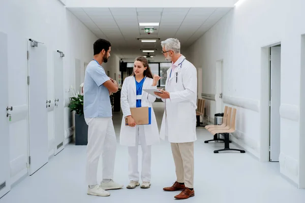 Bir Grup Doktor Hastane Koridorunda Bir Şey Tartışıyor — Stok fotoğraf
