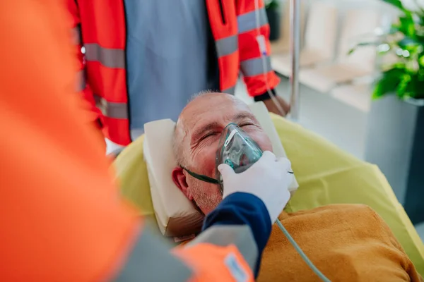 Retter Versorgen Patienten Aus Dem Rettungswagen Aus Nächster Nähe — Stockfoto