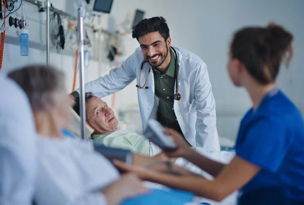 Mladý Lékař Blízkém Východě Usmívá Při Vyšetření Pacientů Nemocničním Pokoji — Stock fotografie