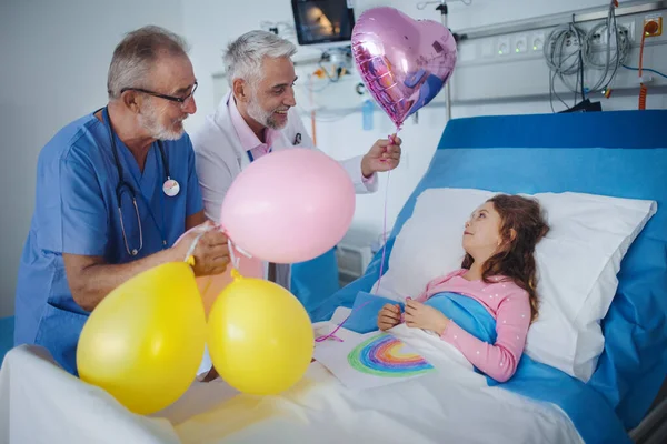 Šťastní Lékaři Slaví Narozeniny Holčičkou Nemocničním Pokoji — Stock fotografie