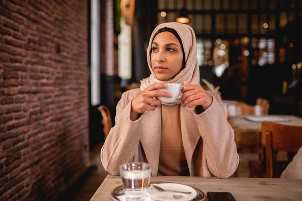 Genç Müslüman Kadın Bir Kafede Kahve Içiyor — Stok fotoğraf