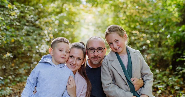 Portrait Happy Family Kids Forest — Stockfoto