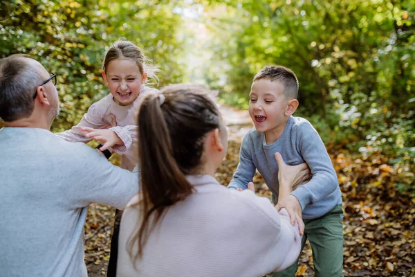Parents Little Children Having Fun Forest — Stockfoto