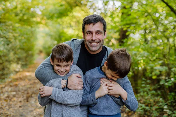 Father Having Fun His Sons Forest — Stockfoto