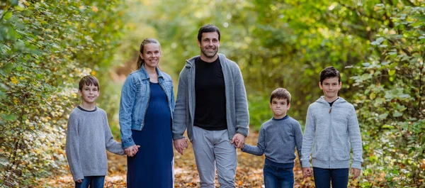 Porträtt Lycklig Familj Med Barn Skogen — Stockfoto