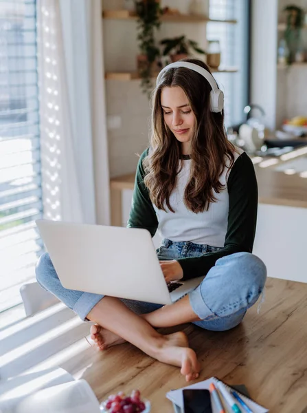 Young Woman Having Homeoffice Apartment — Stock Photo, Image