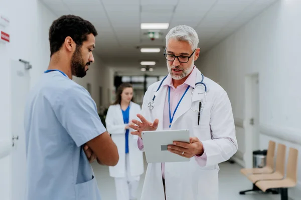 Médecins Discutant Quelque Chose Dans Couloir Hôpital — Photo