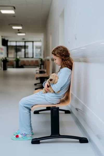 Little Girl Patient Sitting Alone Hospital Corridor Her Teddy Bear — Stockfoto
