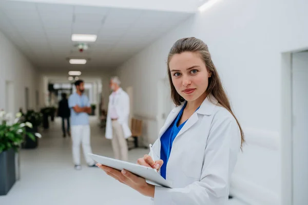 Portrait Jeune Femme Médecin Dans Couloir Hôpital — Photo