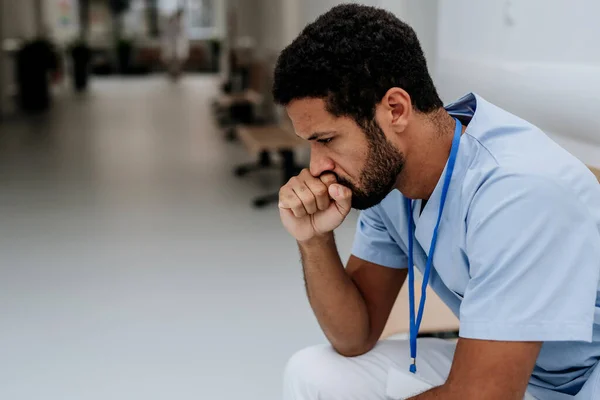 Junger Notleidender Arzt Sitzt Auf Dem Flur Eines Krankenhauses — Stockfoto