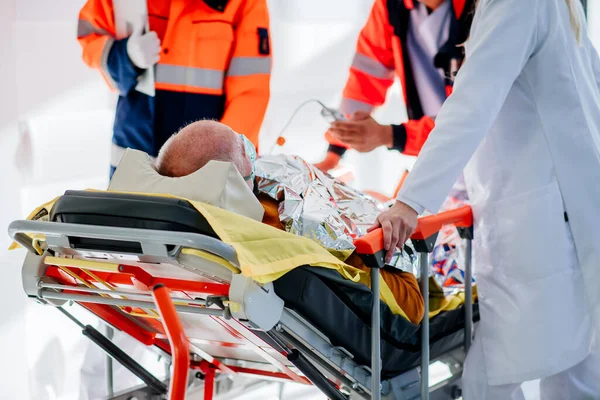 救助救急車の患者の世話をする医者 — ストック写真