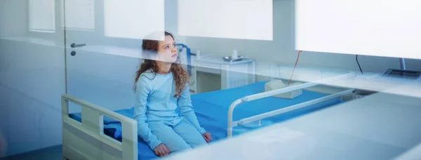 Menina Doente Sentada Sozinha Uma Enfermaria Hospital — Fotografia de Stock