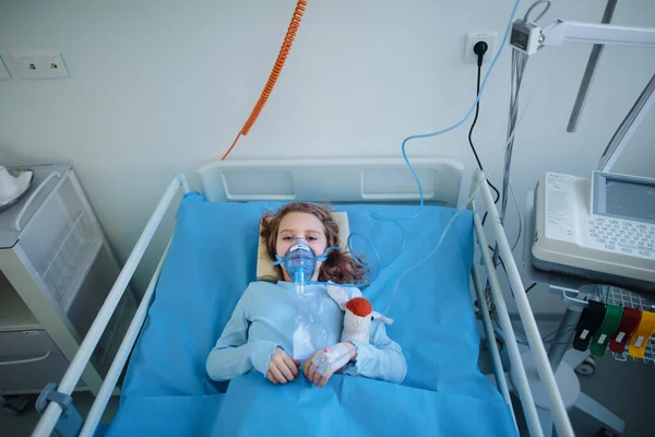 Крупним Планом Дівчина Інфекційними Захворюваннями Лежить Лікарняній Кімнаті — стокове фото