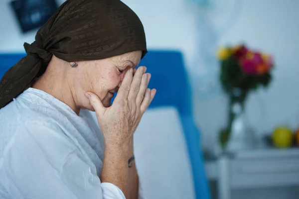 Mulher Sênior Sentada Quarto Hospital Após Quimioterapia — Fotografia de Stock