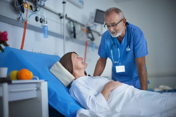 Elderly Doctor Examining Patient Hospital Room Talking Her — Stok fotoğraf