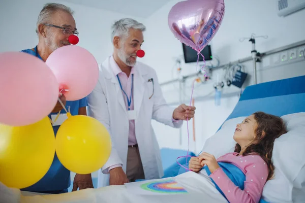 Médicos Felizes Com Narizes Vermelhos Palhaço Celebrando Aniversário Com Menina — Fotografia de Stock