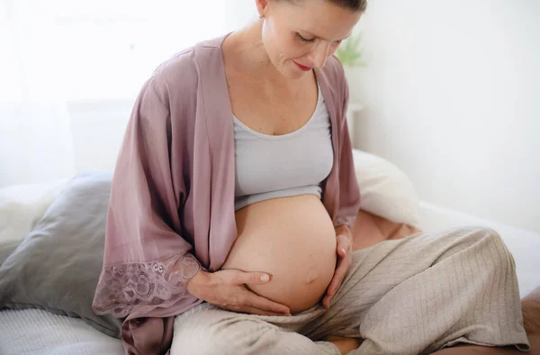 Feliz Embarazada Acariciando Vientre Sentada Una Cama — Foto de Stock