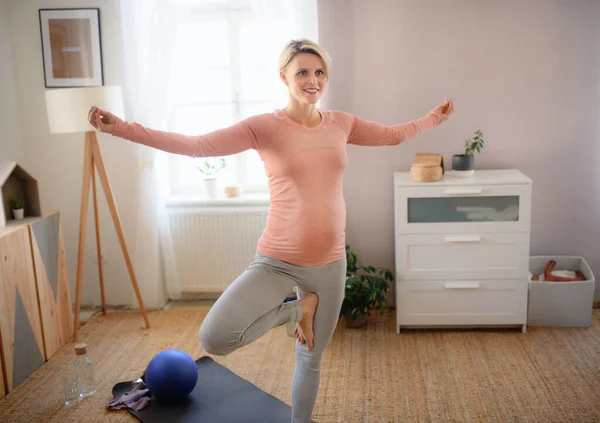 Schwangere Macht Die Übungen Ihrer Wohnung — Stockfoto