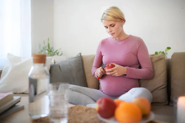 Vista Ángulo Alto Mujer Embarazada Cortando Una Manzana — Foto de Stock