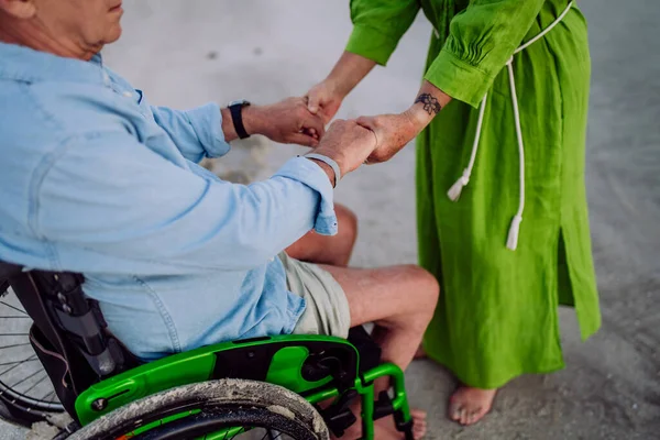 Close Senior Woman Holding Hands Her Husband Wheelchair Enjoying Vacations — Fotografia de Stock