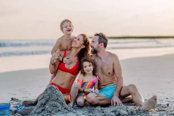 Familia Feliz Con Niños Pequeños Disfrutando Del Tiempo Mar País — Foto de Stock